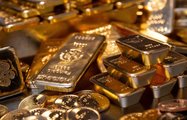 Gold price lacks firm intraday direction, holds steady above $2,300 ahead of US data