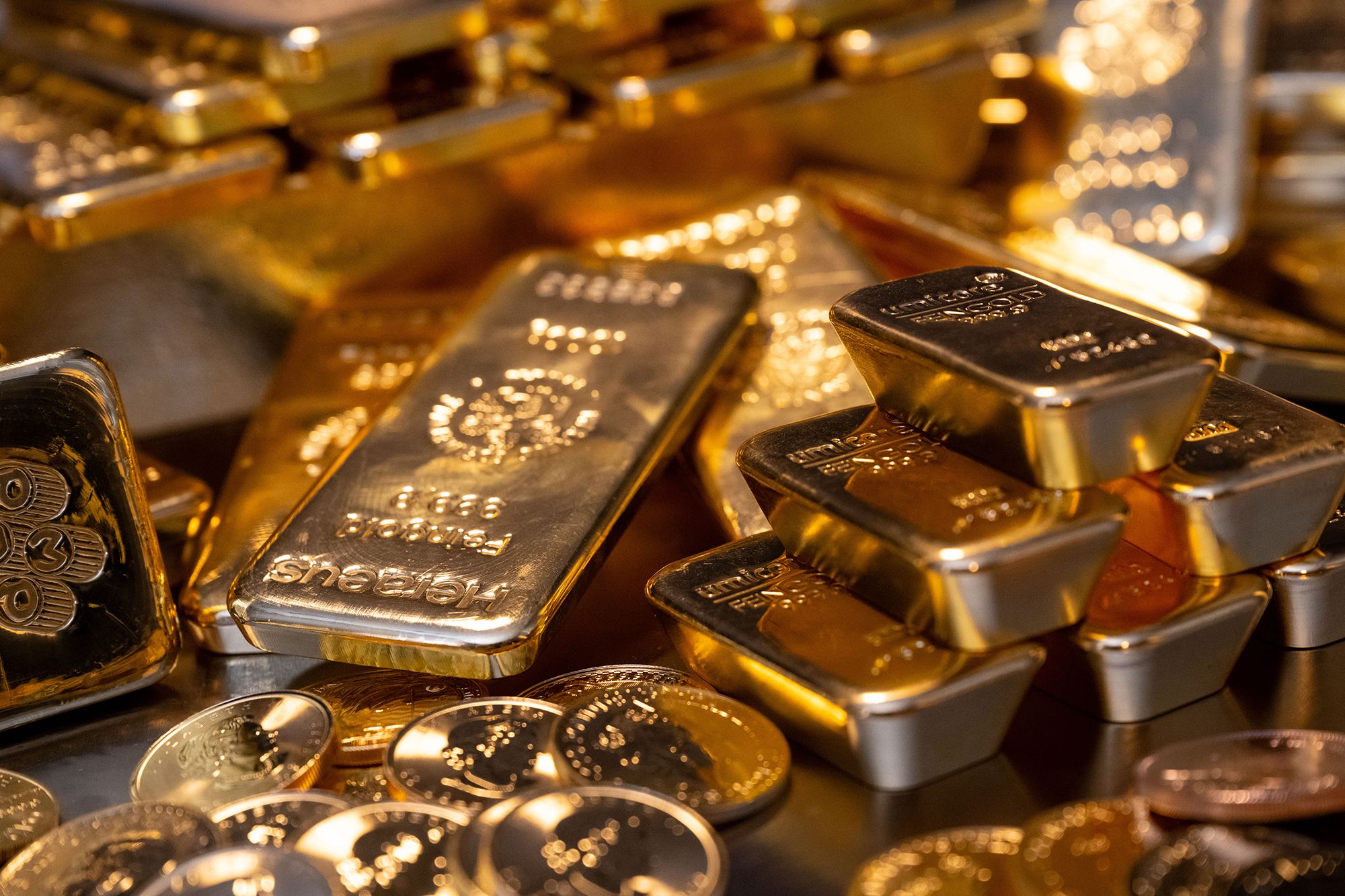 Gold price lacks firm intraday direction, holds steady above $2,300 ahead of US data